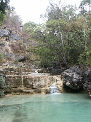 Baignade dans la cascade
