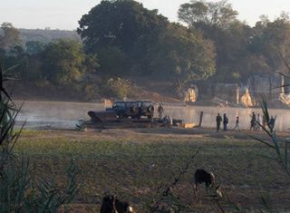 Traversée de la rivière Manambolo