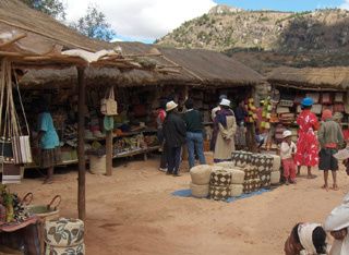 Vendeurs d'artisanat en bord de route