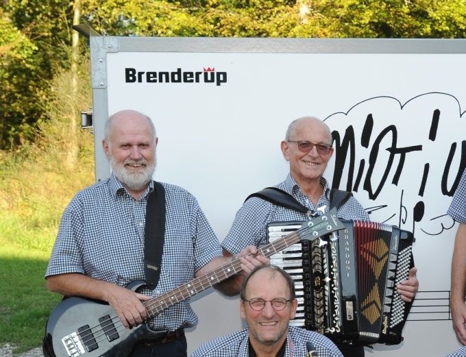 De nuværende medlemmer.
Midt i Ugen til Skovgårdens høstfest, 18. september 2018
Fra venstre, bagerst : Ole, Tage, Lasse og Torben
Forrest : Hans Jørgen og Gunnar