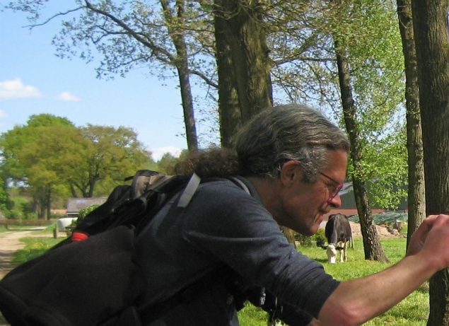 Sta ik afgelopen zondag ergens langs de kant van een Pieterpad-etappe een foto te maken van koeien in een weide, word ik bekeken. Dit door een paar lieve koeienogen…
Niet alleen door deze koeienogen. Deze foto is afgelopen zondag gemaakt. Door een medewandelaarster waarmee ik leuk heb kunnen wandelen. Hier bekijkt zij mij, maar ik heb haar ook bekeken…