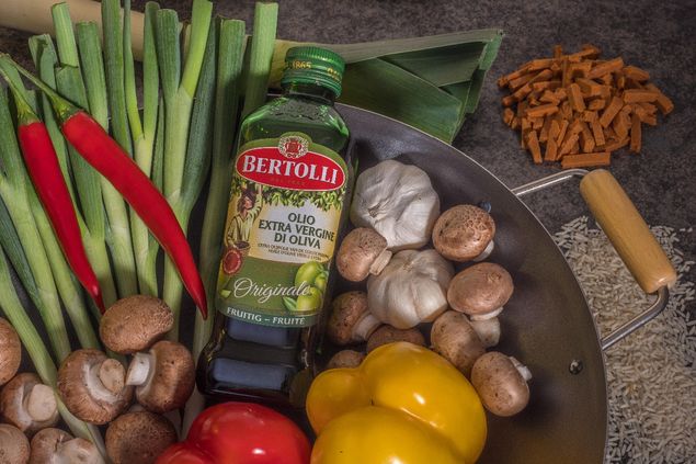 In vele keukenhuishoudens is het aanwezig. Het kan gebruikt worden om gezond en met weinig vet het eten te bereiden. Gebruik het daarom.
Voor de mens inwendig en om de lekkere trek wat bij menigeen vaak aan het eind van de dag ontstaat, ga bij voorkeur naar een goede groentewinkel. Kies daar voor goede producten, op kleur bij elkaar verzamelen en afrekenen aan de kassa.
Voor de verdere in- en aanvulling van het menu, wordt alles wat vliegt, loopt en zwemt vriendelijk met rust gelaten. Het geheel wat bereidt wordt is plantaardig. Alhoewel… Alle kleuren krijgen het straks heet.
Voor het heet bereiden van het menu, gebruik een fles ‘FRUITIG’. De inhoud hiervan is uitermate geschikt om het eten te bereiden… Al ging het hier meer om de fles waarbij men de inhoud gebruikt. (#FVS)