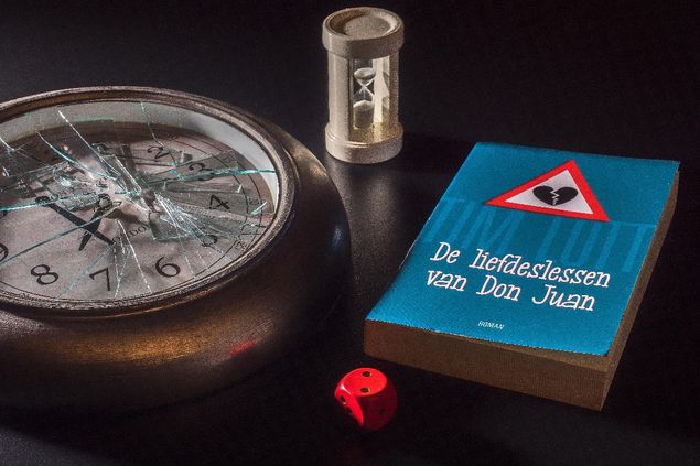 …een Kijk hierop. Het ‘stille’ is door gecontroleerde vernietiging en onklaar maken, hier ten toon gelegd. De tijd is tot stilte gebracht.
In de liefde ontstaat het vaak. Een periode van maanden afwachten en hierna is het voor geliefden ´leven´. Of dit in het boek gebeurt? Dat mag eerst gelezen worden. Vele zandlopers durend…
Geen behoefte aan het stille leven? Ga dan dobbelen… (#FVS)