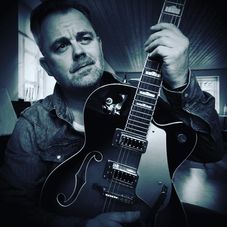 Guitarist og sanger med bredt repertoire af populærmusik