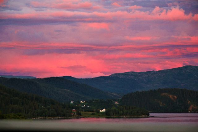Uansett hvordan været er, er utsikten fantastisk fra rommene og balkongen, - som en evig skiftende kunstmaleri.