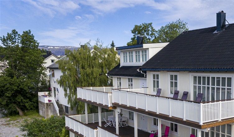 Huset ligger vakkert til i sentrum av Hemnesberget, 2 minutter til butikken og 4 min til bryggen hvis du vil nyte sjøen. 
Balkongen er også fantastisk for rekreasjon og avslapning i fluktstolen eller yoga:) 

