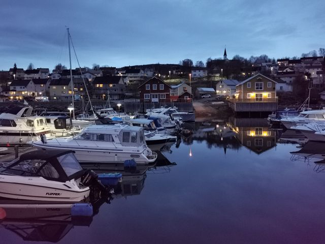 Hvis du vil gå en tur er det fint å gå ved brygga om natten. Det er fint når det begynner å bli mørkt om kveldene i august. Før det, er det like lyst om natta som om dagen. 