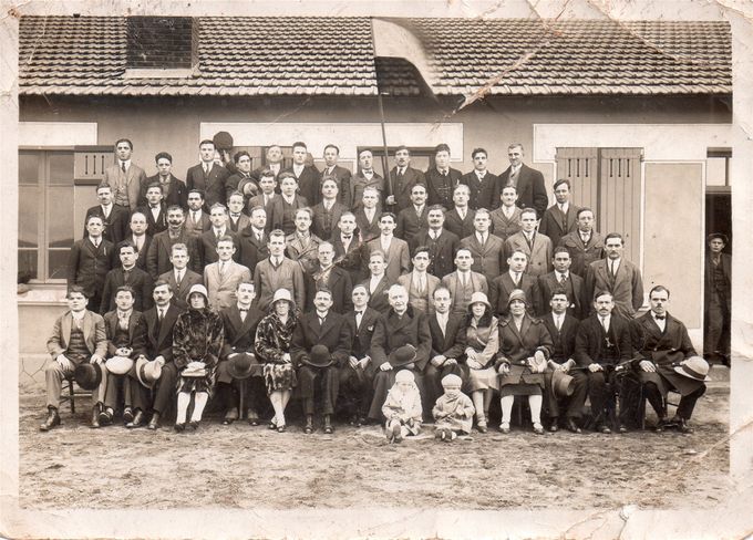 La première grande vague d'imigrés vers les mines en Auvergne a été les ressortissants Polonais entre les deux dernière guerre mondial .Ici on peu apercevoir les Polonais prit en photo à la Combelle devant le prelongement du café Messis appelé plus courament 