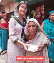 Mukta et une dame âgée