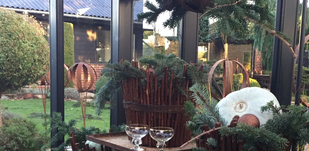 Det meste af året er der græsser i potterne...
I december klipper jeg græsset ned og dækker over med gran.🤗🍁
Har nu en god bund til lidt julepynt...