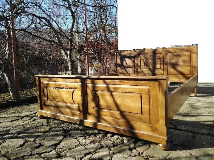 mobila valcea Pat solid si rezistent din lemn masiv stejar, finsaj nuc. Executam la comanda orice tip de mobilier cu diferite forme usoare de sculptura sau mai complexe/Cod produs D001