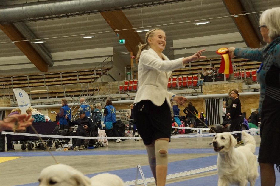 Glada Jonna när hon får ta emot BIR rosetten