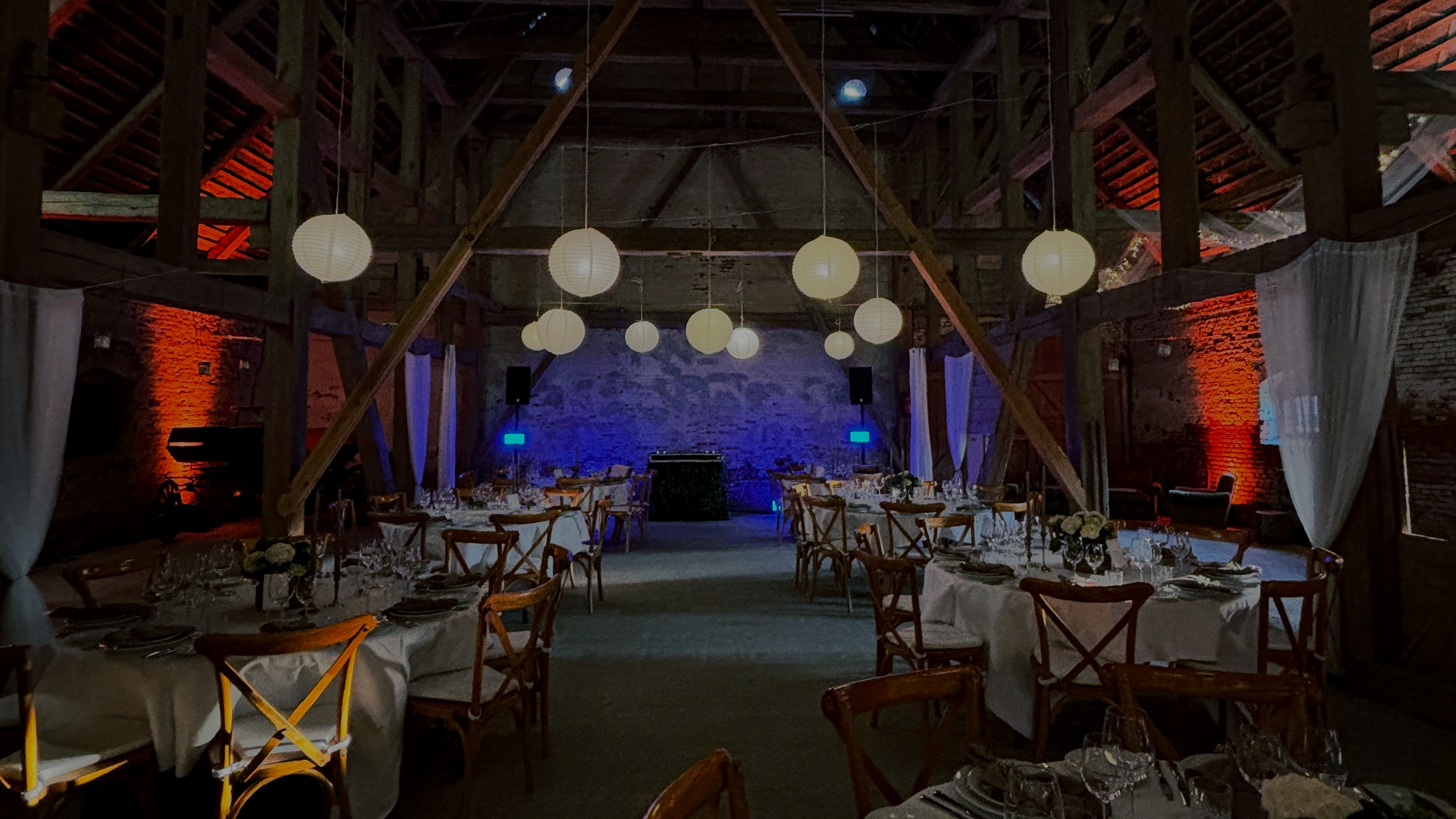 dj-setup-til-bryllup-i-idyllisk-lade