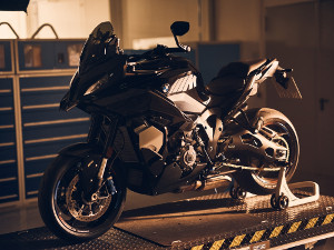 Motorrad auf einer Hebebühne für den Ölwechsel bereit