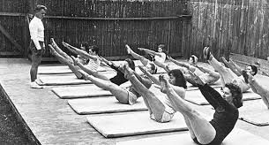 Joseph Pilates enseignant une Mat'class