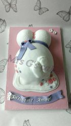baby bump and feet cake