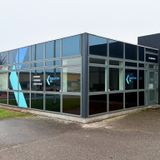 Foliedekoration af glasfacade