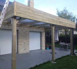 Pergola 6mx4m bois autoclave et toiture polycarbonate de 32mm. 
Gouttière et fixations invisibles. 
