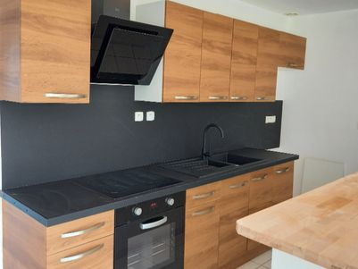 cuisine équipée et table haute. Un modèle Brico depot a moins de 5000€ posé. 