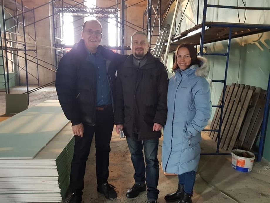 Rolf Olsen, prästen Nils Borge och tolken Svetlana Sedneva  vid kyrkbygget 23 ok -19

