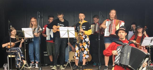 Råneskolans spelmanslag spelade på Råneå hembygdsförenings midsommarfirande.