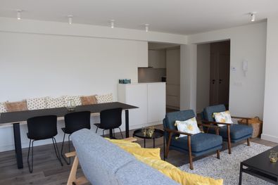 Woonkamer met zich op de halfopen keuken