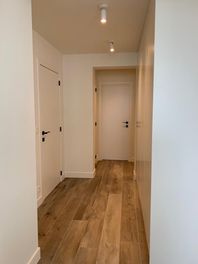 Hal met ingemaakte kasten