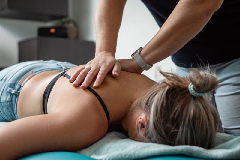 Ogil uxlayotgan onasi boladi va uni jinsiy aloqa qilish uchun bezovta qiladi