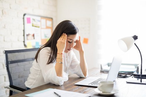 Stressad man håller om nacken vid en vit datorskärm Stressad man håller om nacken vid en vit datorskärm