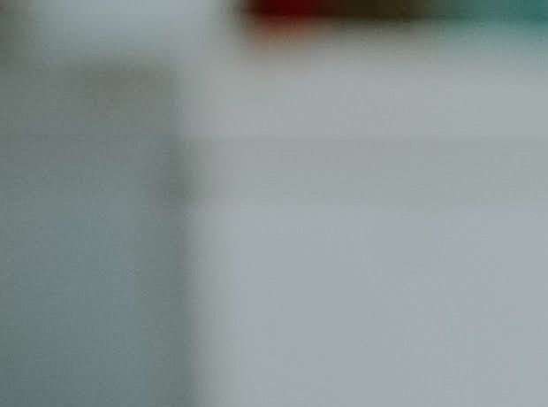 Massör behandlar spädmarn som ligger på mage