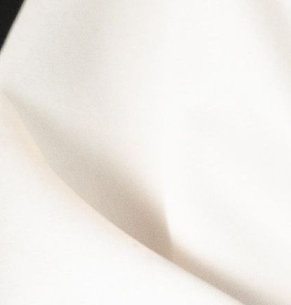 Kvinna med ont i armbågen