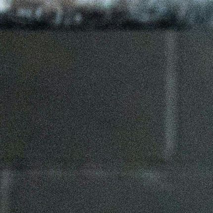Kvinna lyfter stång över huvudet med vit tränings kläder