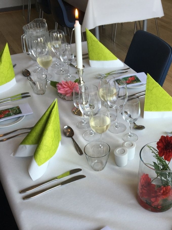 Hyggeligt ser det da ud...her kom man selv med blomsterne fra haven..