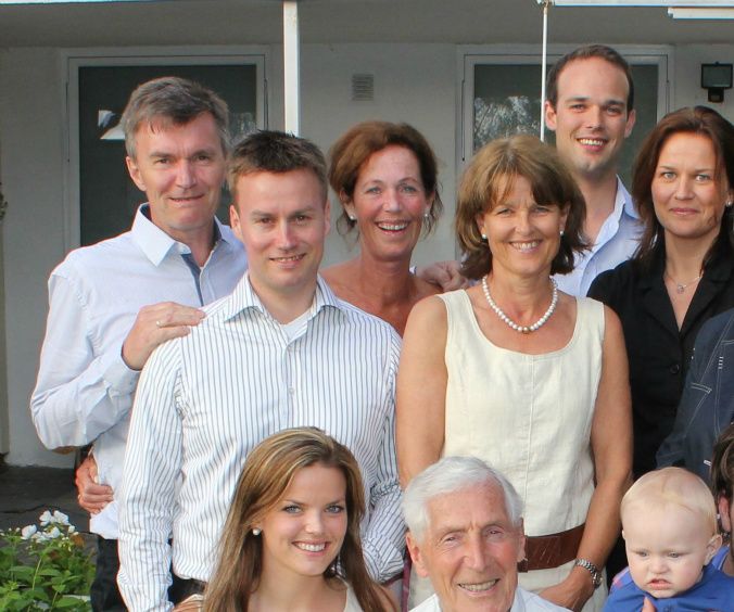 Hvem er vi? En familie fra Tønsberg. På bildet er de fleste samlet. Foran fra v. Anja, Bjørn, Nicholas, Steffen, Stian, Andras, Magnus. Bak fra v. Åge, Lars Kenneth, Mona, Liv, Kristoffer, Linda, Ulla, Cecilie, Ina, Erik og Gunnar.