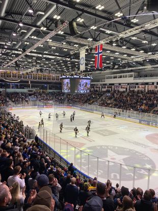 Nima Foredrag og Hockeykamp (2022)