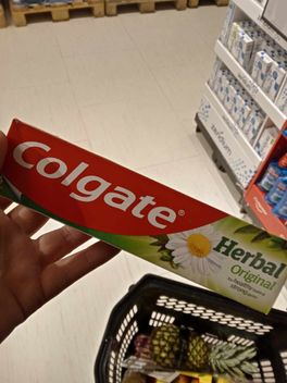 Colgate herbal indeholder Saccharin