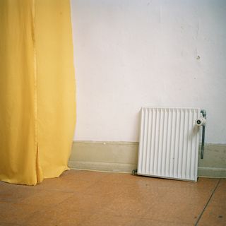 12_yellow_curtain