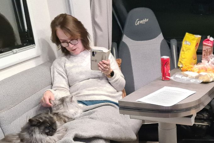 Renate, Lagertha, Cowboy og Kiitos slapper av i bobilen, mellom slagene.