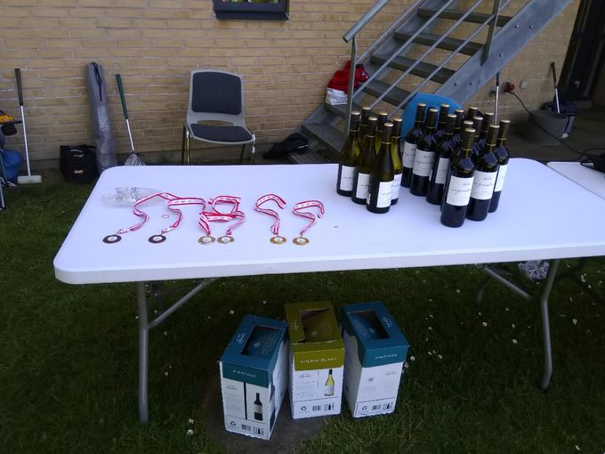 Medaljer og vin til vinderne