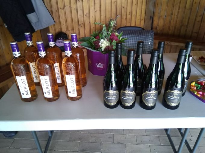 Vin til vinderne samt medaljer.