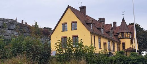 Linnéskulptur på berget bakom folkskolan