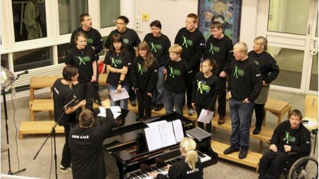 Sound of Happiness holder konsert og allsangkveld i Eilert Sundt-aulaen mandag kveld. Her er koret fotografert på en konsert samme sted for et par år siden. 