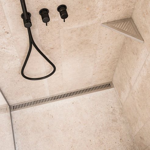 unidrain golvbrunn  CL_line-drain_soap-shelf_close-up_column_GL-1