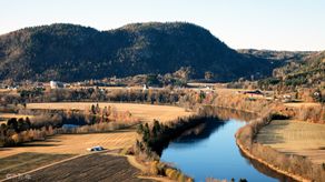 Kvelde Mølle, kirke og Lågen, sett fra Husåskollen.