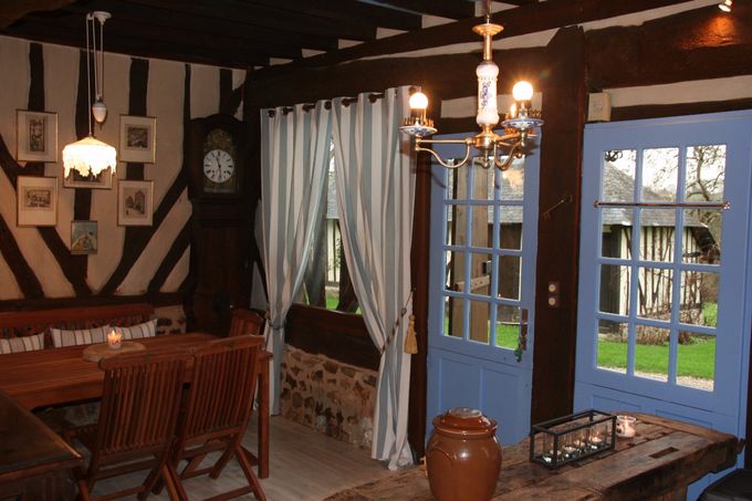 coin repas et entrée de la maison