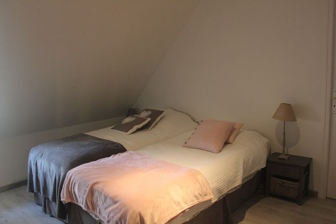 Désormais 2 lits individuels de 0,90 chacun plus une commode avec nécessaire pour changer bébé.