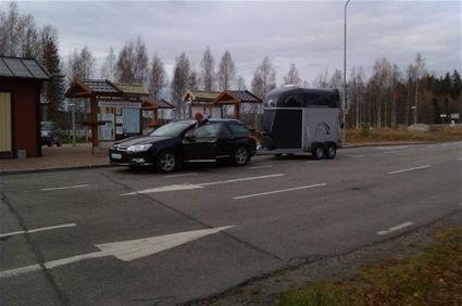 Med ett vanligt personbilskörkort (B-behörighet) får du dra en släpvagn med en
totalvikt som är högre än 750kg, förutsatt
att bilens och släpvagnens sammanlagda
totalvikt inte överstiger 3500kg.

I bilens regbeviset (blå del) samt hästransportens regbevis kan man finna vikterna som man måste ta hänsyn till.


Innehar man B-körkort 