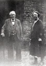 M44 Farmer Mr Ernest Hunstone and his niece, Mrs Ethel Allen, in Park 