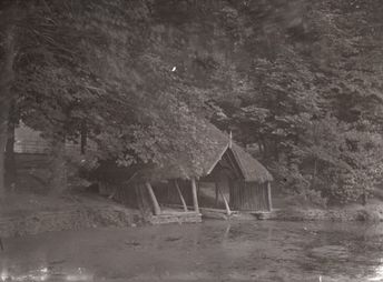 M71 Boat House, lower lake, Graves Park.