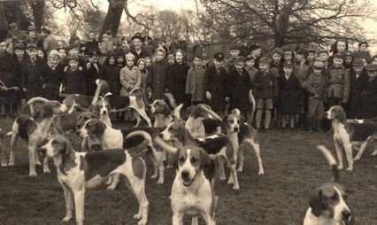 M98 Meet of the Barlow Hunt at The Oakes.  Norton Free children. Photo